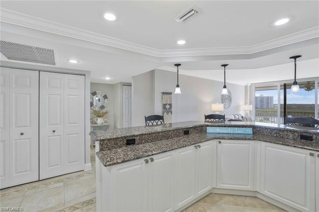 5 Bluebill AVE # 812, Naples, FL 34108