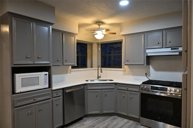 10053 W Twin Shore Drive, Willis, TX 77318