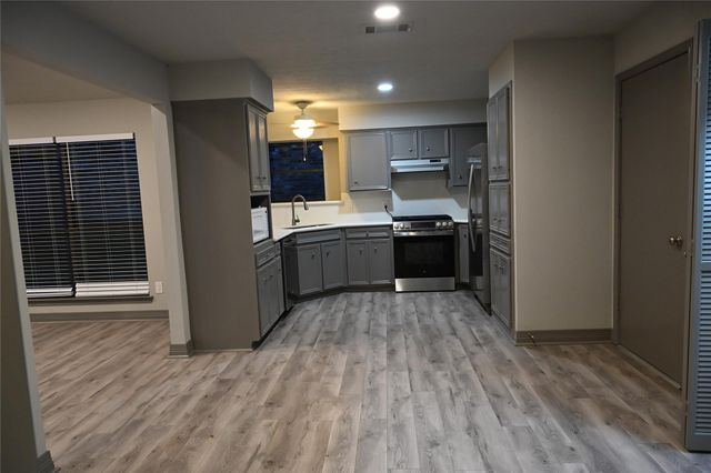 10053 W Twin Shore Drive, Willis, TX 77318
