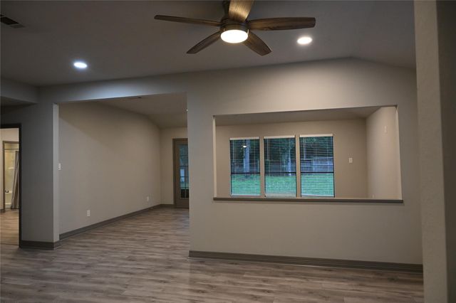 10053 W Twin Shore Drive, Willis, TX 77318
