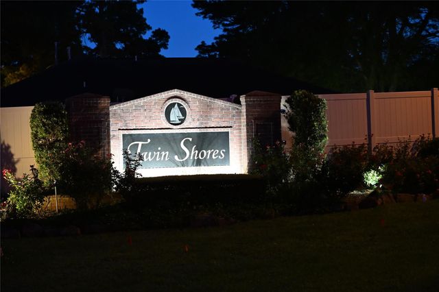 10053 W Twin Shore Drive, Willis, TX 77318