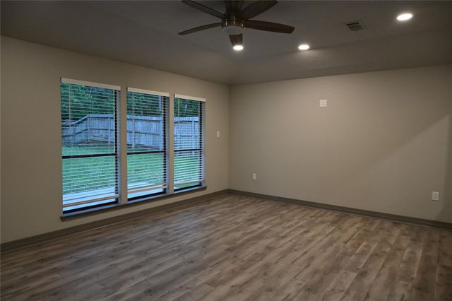 10053 W Twin Shore Drive, Willis, TX 77318