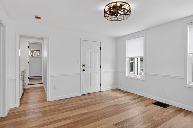 28 Ekman St 1, Worcester, MA 01607