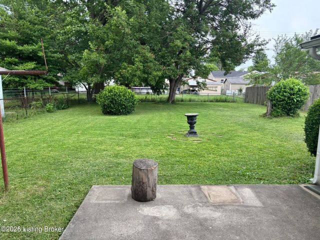 405 Mac Brae Rd, Louisville, KY 40214