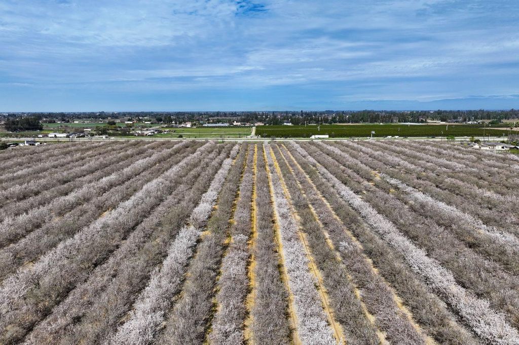 Image 2 of property listing at 7581 E Kings Canyon Road, Fresno, CA 93737