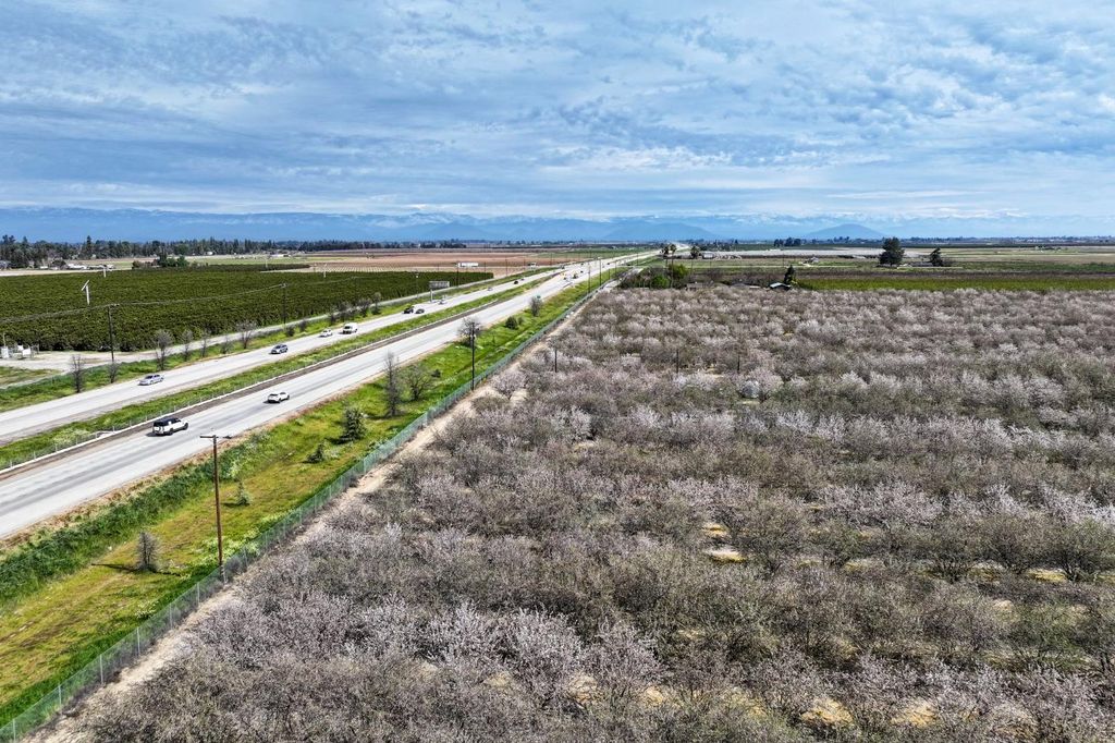 Image 3 of property listing at 7581 E Kings Canyon Road, Fresno, CA 93737