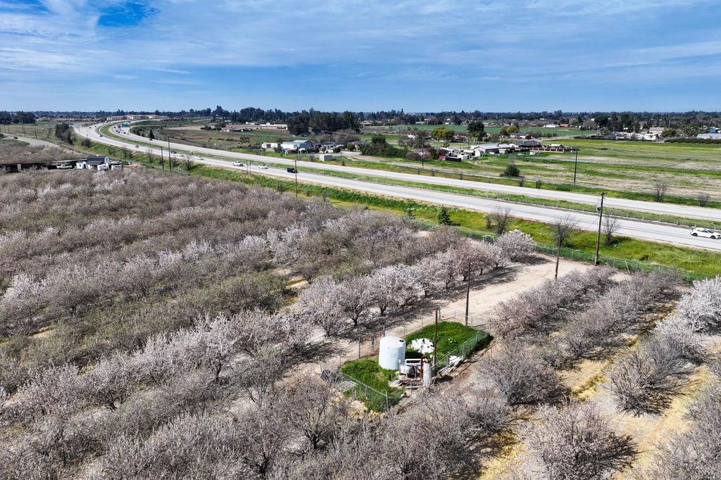 Image 5 of property listing at 7581 E Kings Canyon Road, Fresno, CA 93737