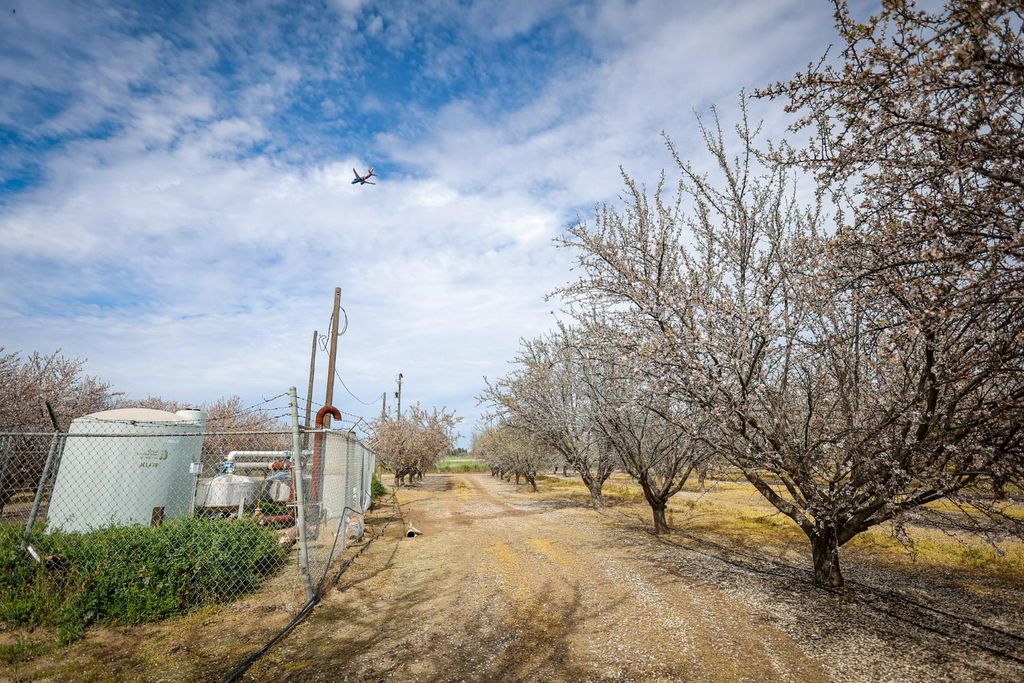 Image 9 of property listing at 7581 E Kings Canyon Road, Fresno, CA 93737