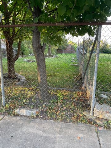 2425 W Roosevelt Road, Chicago, IL 60608