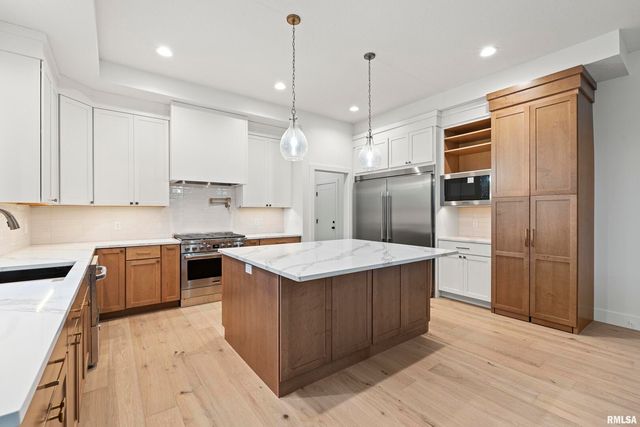 6382 Pelican Street, Bettendorf, IA 52722