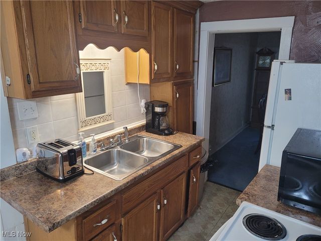 2884 Barder Avenue SE, Warren, OH 44484