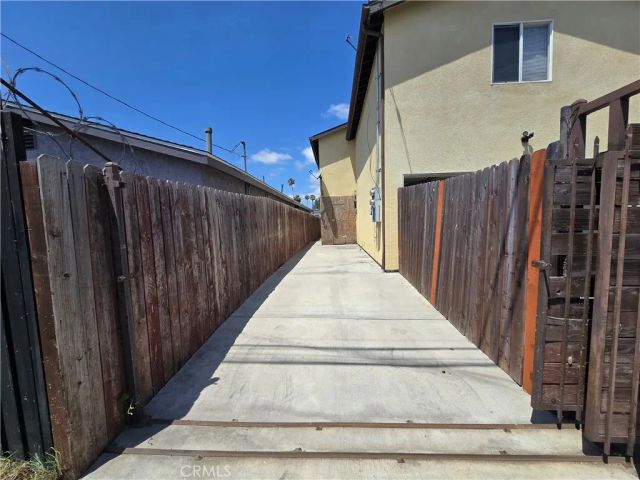 10218 S San Pedro, Los Angeles, CA 90003