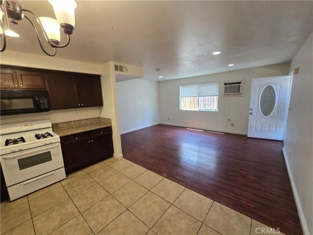 10218 S San Pedro, Los Angeles, CA 90003