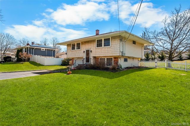 18 Lynx Lane, East Setauket, NY 11733