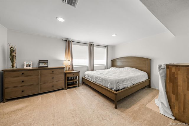 18 Lynx Lane, East Setauket, NY 11733