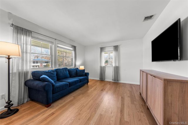 18 Lynx Lane, East Setauket, NY 11733