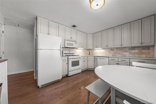 18 Lynx Lane, East Setauket, NY 11733