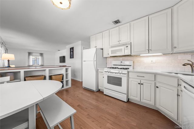 18 Lynx Lane, East Setauket, NY 11733