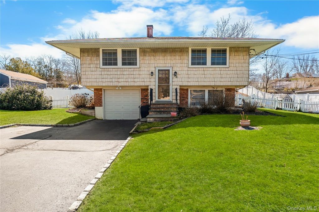 18 Lynx Lane, East Setauket, NY 11733