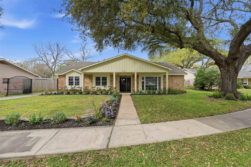 2037 Willow Wisp Drive, Seabrook, TX 77586