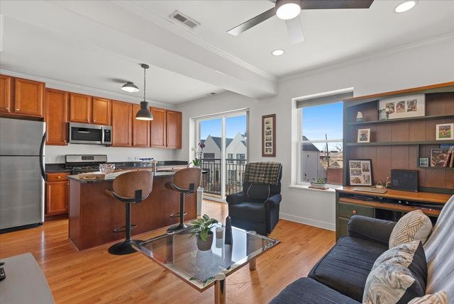 3741 N MILWAUKEE Avenue 208, Chicago, IL 60641