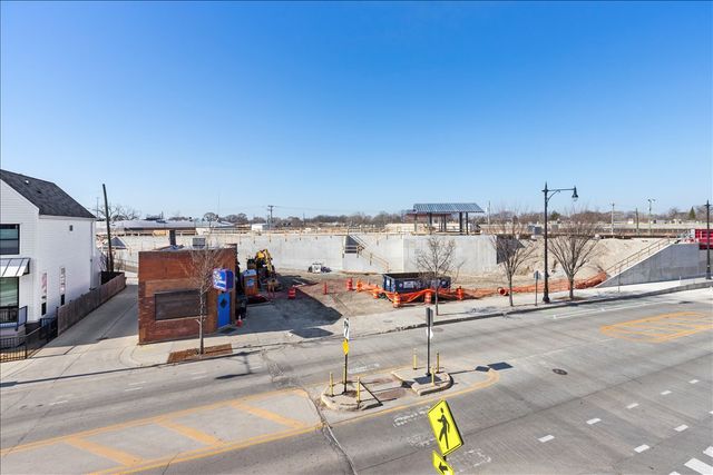 3741 N MILWAUKEE Avenue 208, Chicago, IL 60641