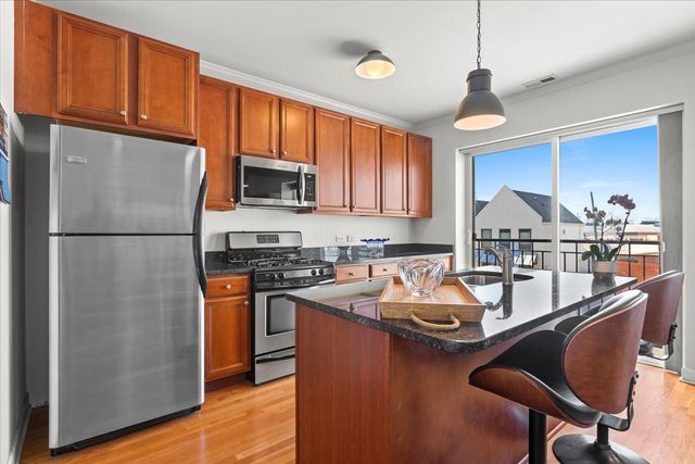 3741 N MILWAUKEE Avenue 208, Chicago, IL 60641