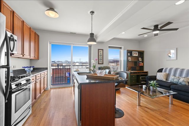 3741 N MILWAUKEE Avenue 208, Chicago, IL 60641