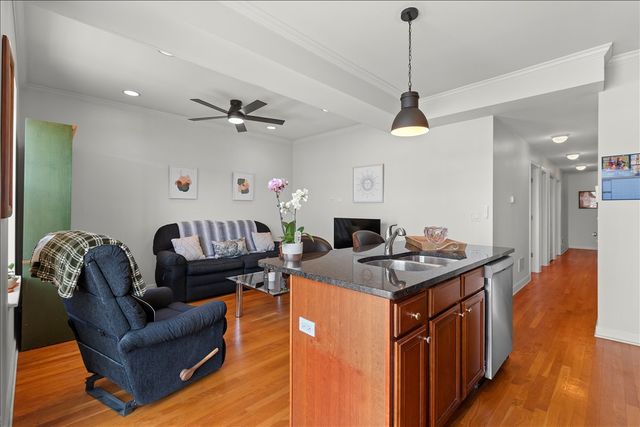 3741 N MILWAUKEE Avenue 208, Chicago, IL 60641