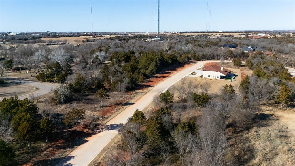 Image 11 of property listing at 8217 Wilshire Park West Drive, Oklahoma City, OK 73116
