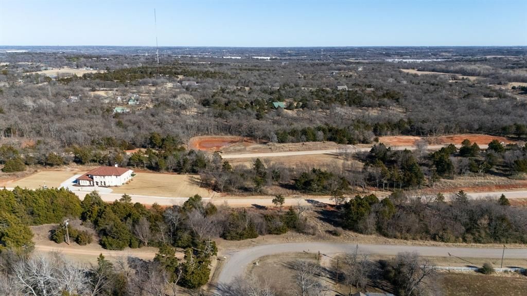 Image 13 of property listing at 8217 Wilshire Park West Drive, Oklahoma City, OK 73116