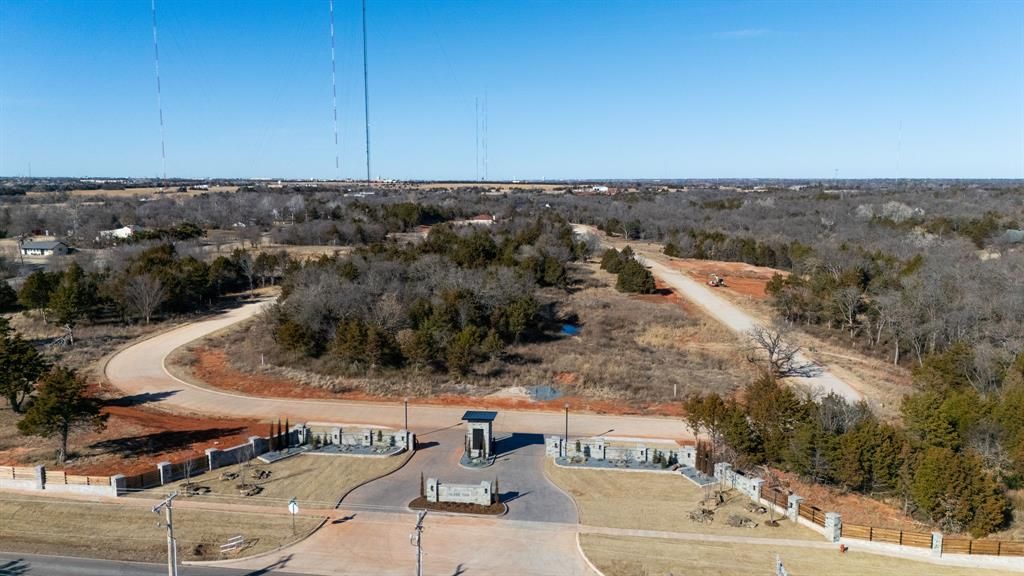 Image 15 of property listing at 8217 Wilshire Park West Drive, Oklahoma City, OK 73116