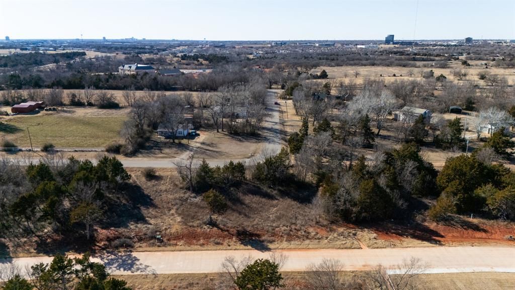 Image 5 of property listing at 8217 Wilshire Park West Drive, Oklahoma City, OK 73116