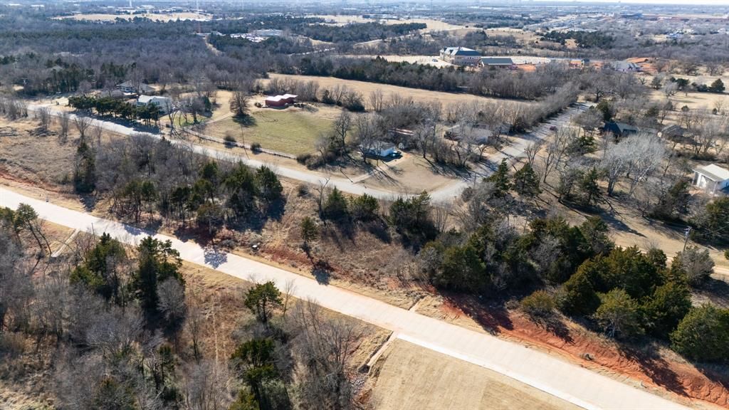 Image 7 of property listing at 8217 Wilshire Park West Drive, Oklahoma City, OK 73116