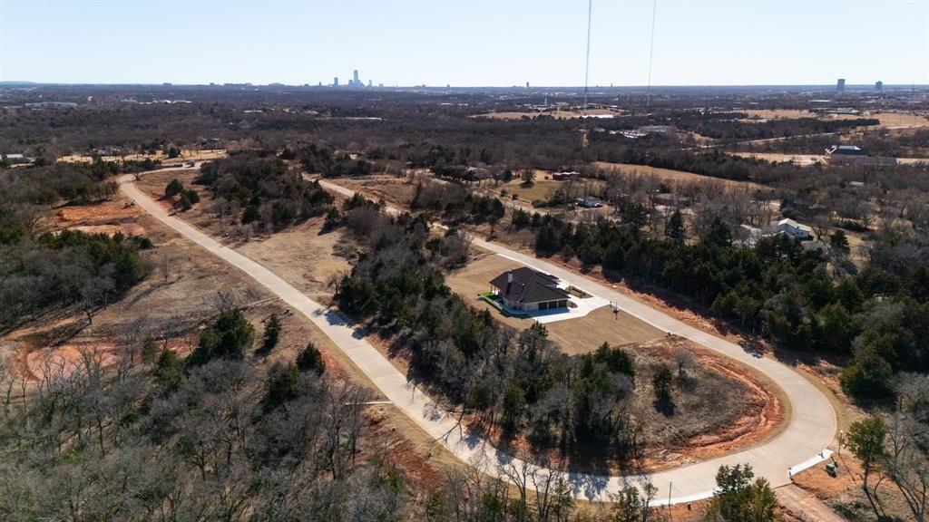 Image 8 of property listing at 8217 Wilshire Park West Drive, Oklahoma City, OK 73116