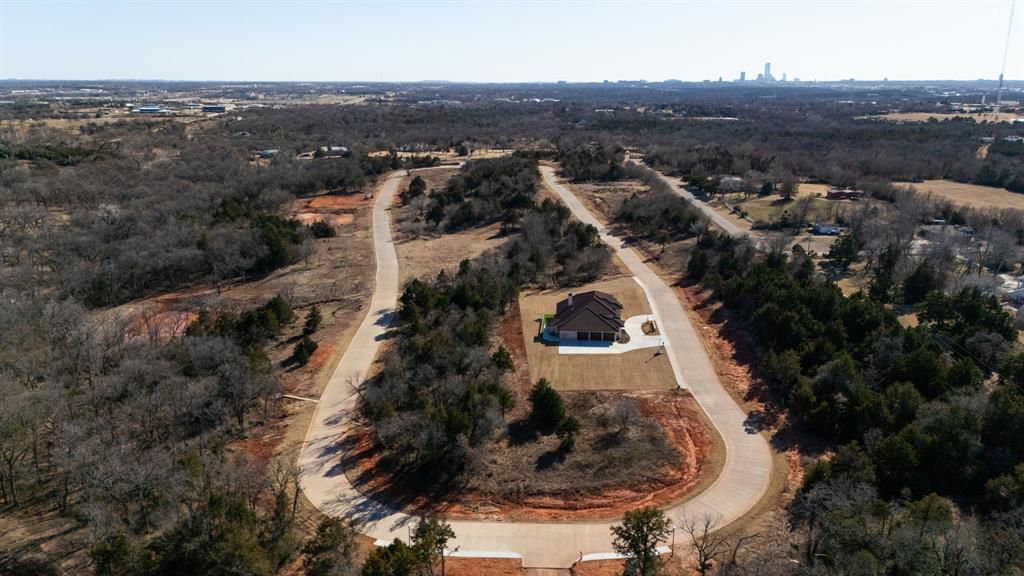Image 9 of property listing at 8217 Wilshire Park West Drive, Oklahoma City, OK 73116