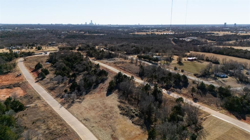 Image 10 of property listing at 8217 Wilshire Park West Drive, Oklahoma City, OK 73116