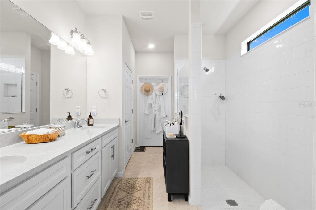 Image 14 of property listing at 12457 GOLDEN SAGE DRIVE, Sarasota, FL 34238