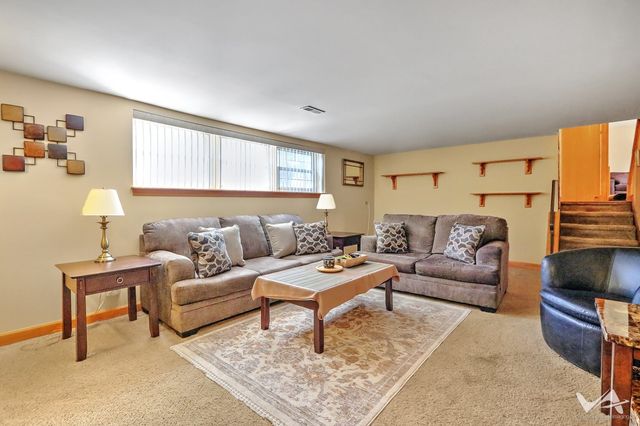 135 Jeffery Lane, Schaumburg, IL 60193