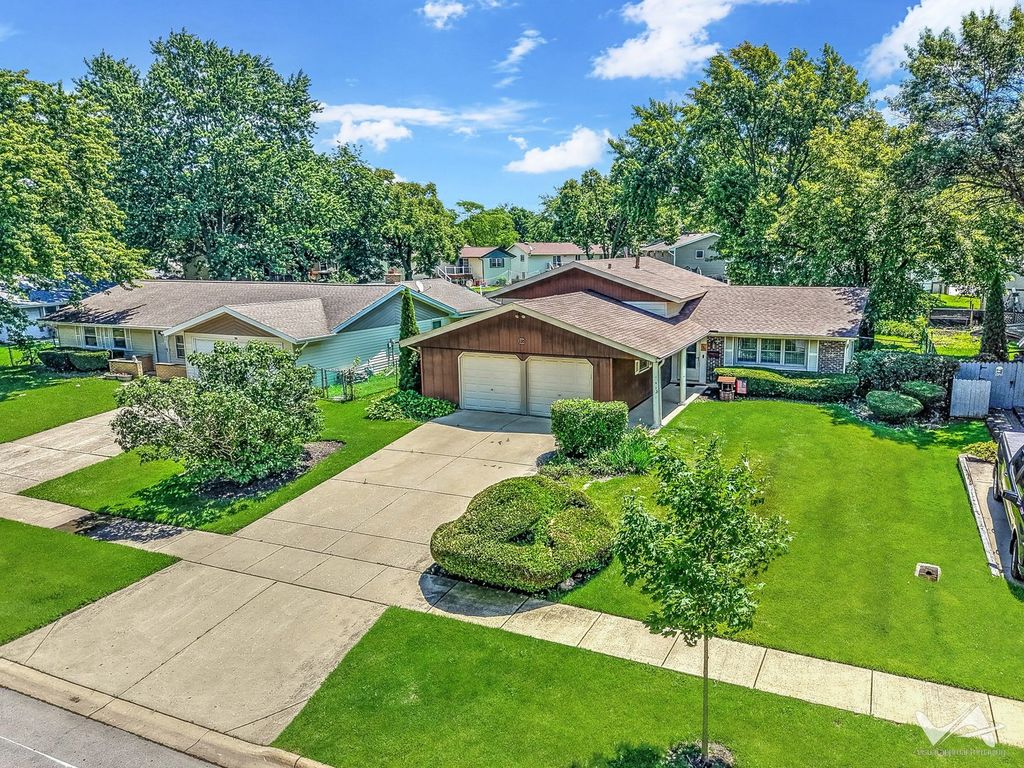 135 Jeffery Lane, Schaumburg, IL 60193
