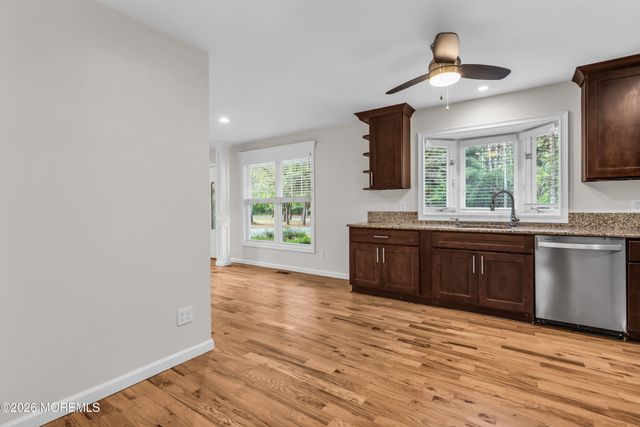 8 Anchor Avenue, Manahawkin, NJ 08050
