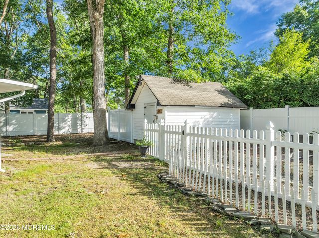 8 Anchor Avenue, Manahawkin, NJ 08050