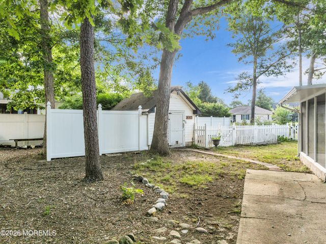 8 Anchor Avenue, Manahawkin, NJ 08050