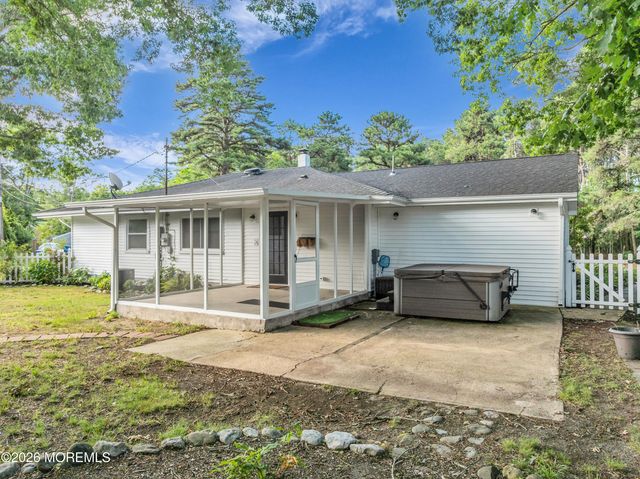 8 Anchor Avenue, Manahawkin, NJ 08050