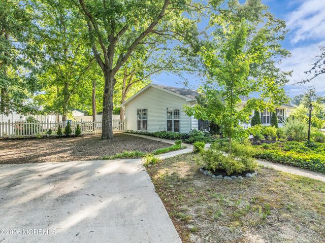 8 Anchor Avenue, Manahawkin, NJ 08050