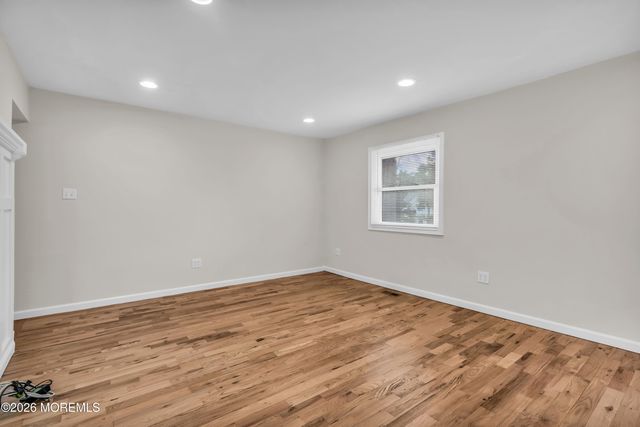 8 Anchor Avenue, Manahawkin, NJ 08050