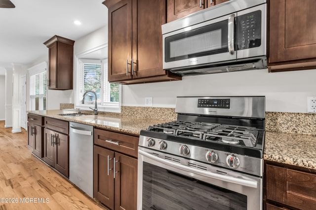 8 Anchor Avenue, Manahawkin, NJ 08050