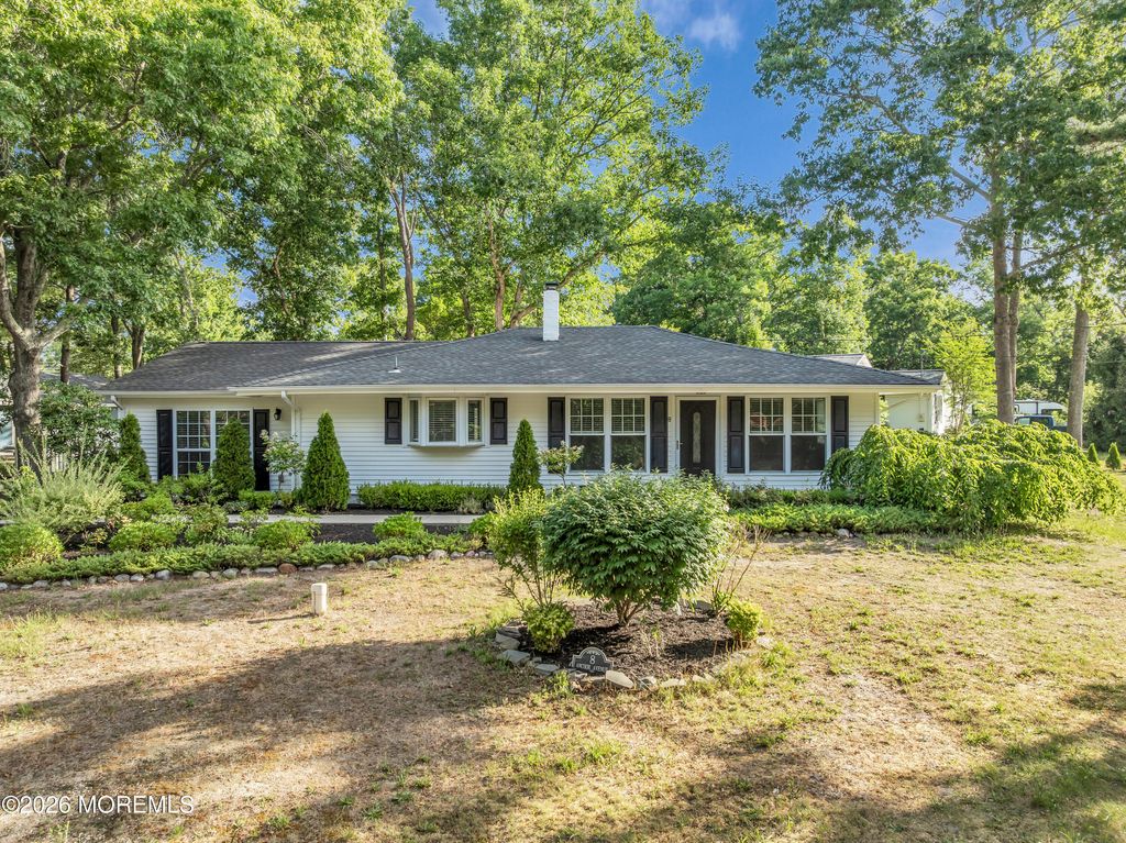 8 Anchor Avenue, Manahawkin, NJ 08050