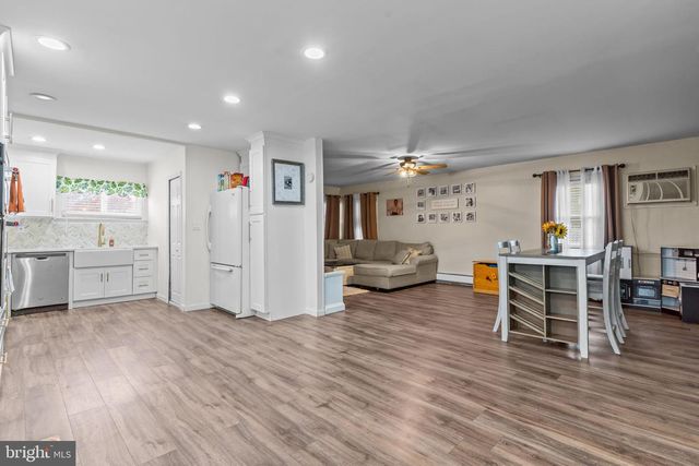 14 DEWBERRY LN, Levittown, PA 19055