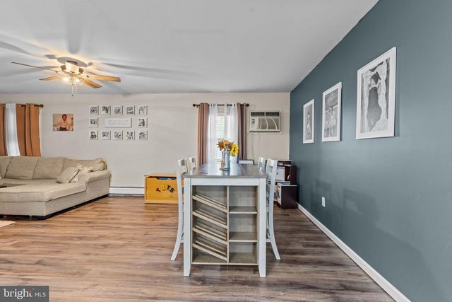 14 DEWBERRY LN, Levittown, PA 19055